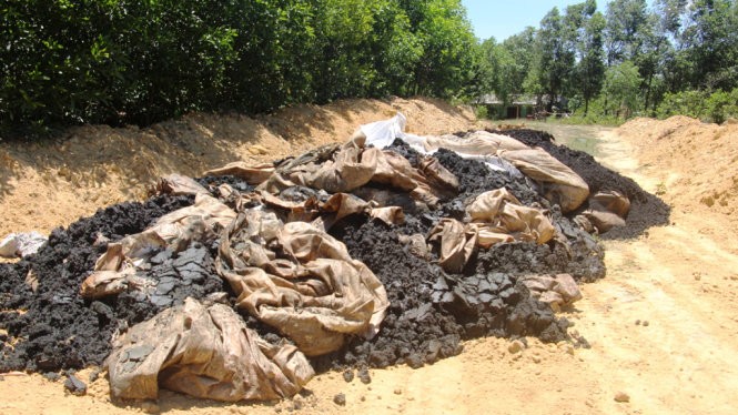 Cơ quan chức năng phát hiện khoảng 100 tấn chất thải của Formosa chôn lấp trái phép - Ảnh: CTV