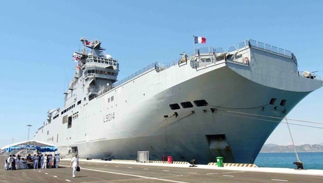 Tàu đổ bộ tấn công Mistral của hải quân Pháp thăm cảng Cam Ranh của Việt Nam
