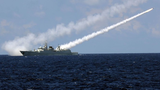 Khu trục hạm Trung Quốc phóng tên lửa trong cuộc tập trận hồi đầu tháng 7 vừa qua ở Biển Đông