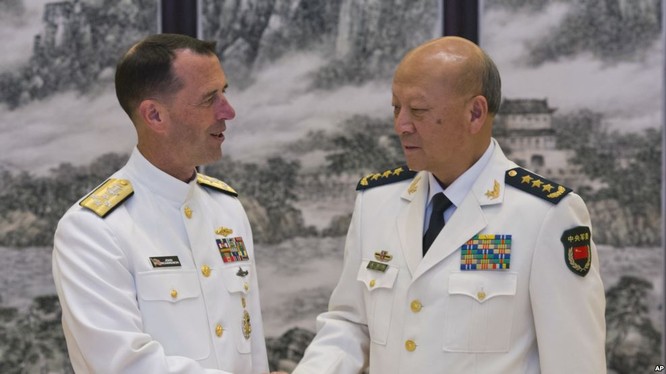 Tư lệnh hải quân Mỹ Richardson gặp tư lệnh hải quân Trung Quốc Ngô Thắng Lợi ở Bắc Kinh