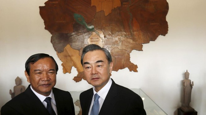 Ông Sokkonn và ngoại trưởng Trung Quốc Vương Nghị