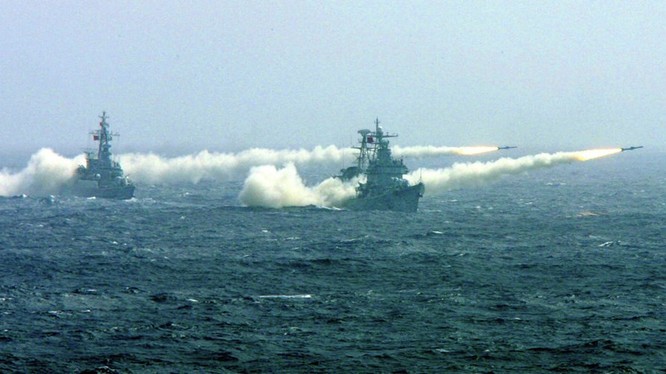 Chiến hạm Trung Quốc phóng tên lửa trong cuộc tập trận. Nước này thường xuyên tiến hành các cuộc tập trận trong thời gian gần đây gây căng thẳng khu vực