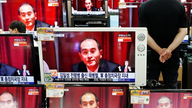 Hình ảnh tham tán Triều Tiên tại Luân Đôn đào tẩu sang Hàn Quốc được chiếu trên truyền hình Hàn Quốc ngày 18/8