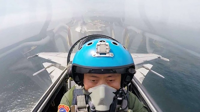 Phi công lái J-15 trên tàu sân bay Trung Quốc