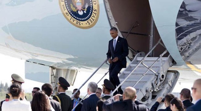 Tổng thống Mỹ Barack Obama bước xuống từ chuyên cơ Air Force One tại sân bay thành phố Hàng Châu, Trung Quốc, nơi tổ chức thượng đỉnh G20, ngày 3.9