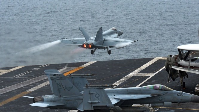 Chiến đấu cơ F-118 Hornet xuất kích từ tàu sân bay Mỹ