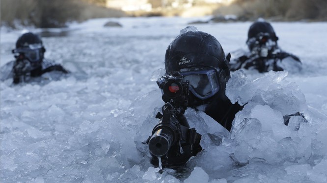 Đặc nhiệm Hàn Quốc huấn luyện trong điều kiện khắc nghiệt trên sông băng