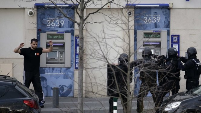 Cảnh sát Pháp bắt giữ kẻ bắt cóc. Ảnh AFP 