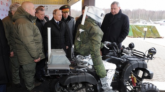 Tổng thống Nga Vladimir Putin khảo sát mẫu robot mới nhất của nước này, có thể hoạt động như người thật, do Viện trung tâm nghiên cứu khoa học Tochmash thiết kế.