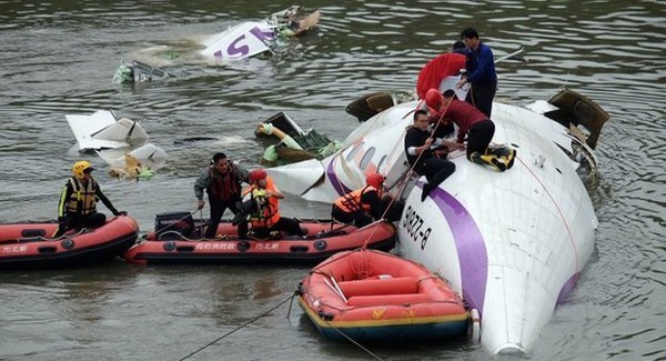 Máy bay Đài Loan xẹt qua đường cao tốc rồi rơi xuống sông:
