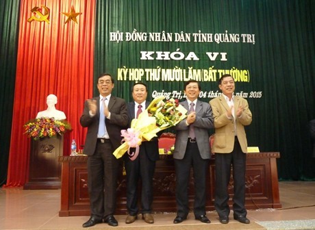 Tân Phó Chủ tịch UBND tỉnh Quảng Trị nhận hoa chúc mừng (thứ 2 từ trái qua)