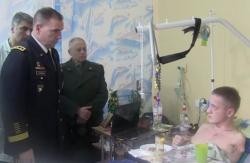 Tướng Ben Hodges thăm các thương binh Ukraine tại quân y viện Kiev