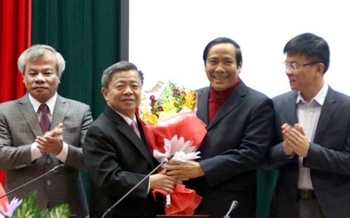 Ông Nguyễn Thanh Bình, tân Phó ban Tổ chức Trung ương tặng hoa chúc mừng ông Võ Kim Cự (thứ 2 từ trái sang) được bầu làm Bí thư Tỉnh ủy Hà Tĩnh.