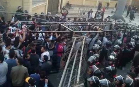 Cổ động viên Zamalek đụng độ với cảnh sát (Ảnh Egyptian Streets)