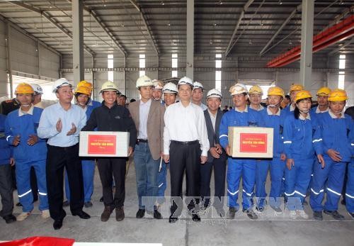 Thủ tướng Nguyễn Tấn Dũng thăm hỏi và tặng quà cho cán bộ, công nhân của Nhà máy Alumin, Công ty Nhôm Lâm Đồng. Ảnh: Đức Tám – TTXVN.