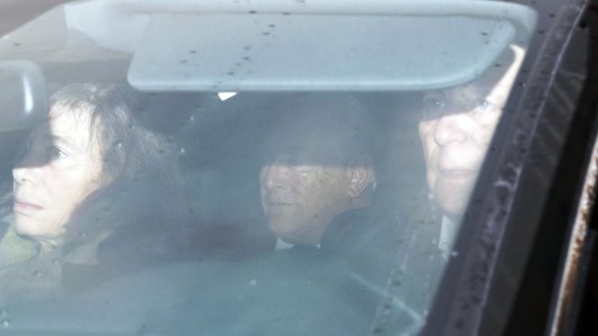 Ông Strauss-Kahn ngồi trong xe đi đến tòa án - mại dâm. Ảnh: Reuters
