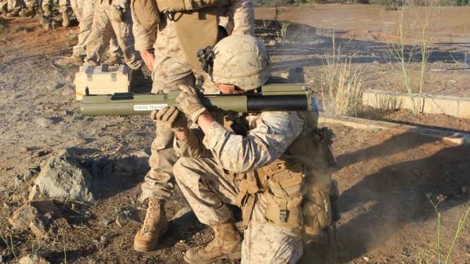 Quân đội Mỹ sử dụng tên lửa chống tăng hạng nhẹ M-72 - Ảnh: Military.com