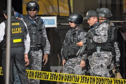 Binh sĩ Venezuela kiểm tra tòa nhà Quốc hội sau khi nhận được cảnh báo có bom. Ảnh: AFP/TTXVN