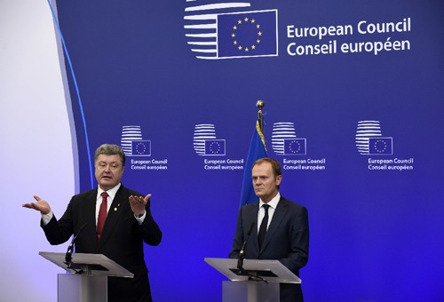 Tổng thống Ukraine Petro Poroshenko (trái) họp báo chung với Chủ tịch Hội đồng châu Âu Donald Tusk tại Brussels ngày 12/2. 