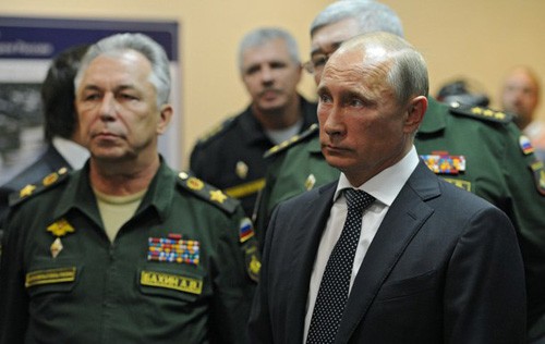 Thứ trưởng Quốc phòng thứ nhất Nga Arkady Bakhin (trái), nằm trong danh sách mới bị EU áp lệnh trừng phạt. Ảnh: Ria Novosti