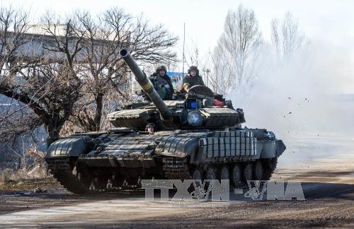 Xe tăng quân đội Ukraine tại thị trấn Debaltsevo, khu vực Donetsk ngày 13/2. Ảnh: AFP/TTXVN