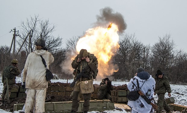 Lực lượng ly khai ở miền Đông Ukraine đang bắn đạn súng cối ở bên ngoài làng Sanzharivka.