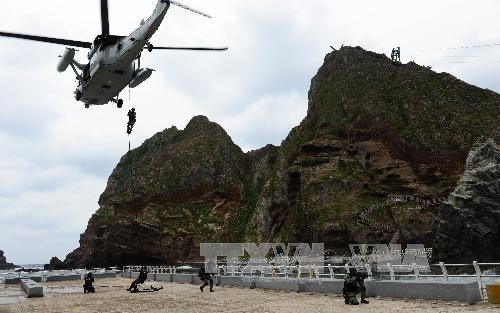 Hàn Quốc tập trận trên quần đảo tranh chấp Dokdo tháng 10/2013. Ảnh: Yonhap/TTXVN 