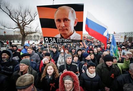 Hình ảnh Tổng thống Nga Putin trong cuộc tuần hành của những người "chống Maidan" phản đối cuộc biểu tình Kiev năm 2014 tại thành phố St.Petersburg. Ảnh: Reuters