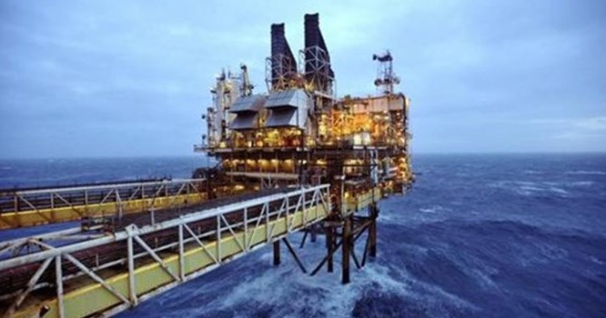 Giá dầu thế giới đã phục hồi 12% kể từ cuối tháng 1/2015. Ảnh: Reuters.