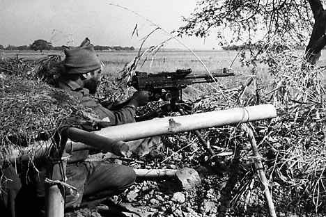 Một binh sĩ Ấn Độ đấu súng với phía Pakistan ở một ngôi làng cách Dongarpara 1,5 km về phía đông biên giới Pakistan ngày 7/12/1971. 