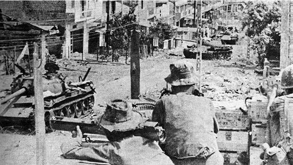 Xe tăng Quân Giải phóng tiến vào Thị xã An Lộc trước sự lúng túng và hoảng hốt của binh sĩ VNCH đang phòng thủ.