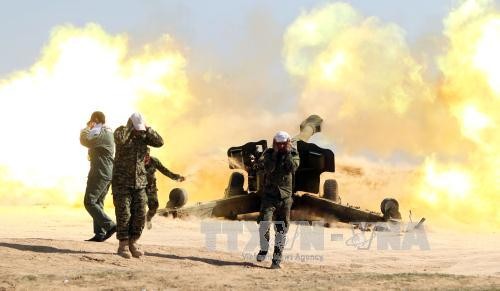 Binh sĩ Iraq giao tranh với nhóm phiến quân IS gần thành phố Tikrit ngày 28/2. Ảnh: AFP-TTXVN