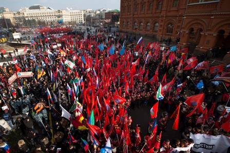 Cuộc tuần hành của những người "chống Maidan" phản đối cuộc biểu tình Kiev năm 2014. Ảnh: Reuters