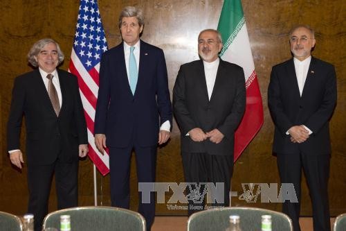 Ngoại trưởng Mỹ John Kerry (thứ 2, trái) và Ngoại trưởng Iran Mohammad Javad Zarif (thứ 2, phải) tại các cuộc đàm phán về chương trình hạt nhân Iran ở Thụy Sĩ. Ảnh: AFP-TTXVN