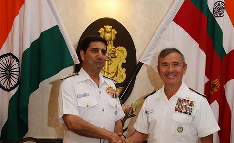 Đô đốc Hải quân Ấn Độ Robin Dhawan và Đô đốc Hải quân Mỹ Harry Harris Jr 