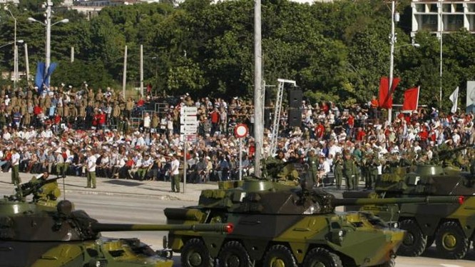 Xe BTP -60pb của Cuba tham gia diễu hành