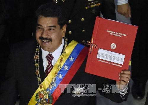 Tổng thống Maduro đệ trình văn bản về luật sắc lệnh đặc biệt tại Quốc hội ngày 10/3. Ảnh: AFP/TTXVN