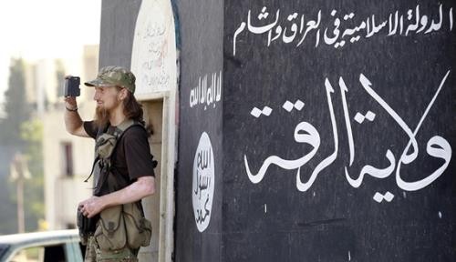 Một ngoại binh IS tại căn cứ của nhóm này ở thành phố Raqqa, Syria. Ảnh: Reuters