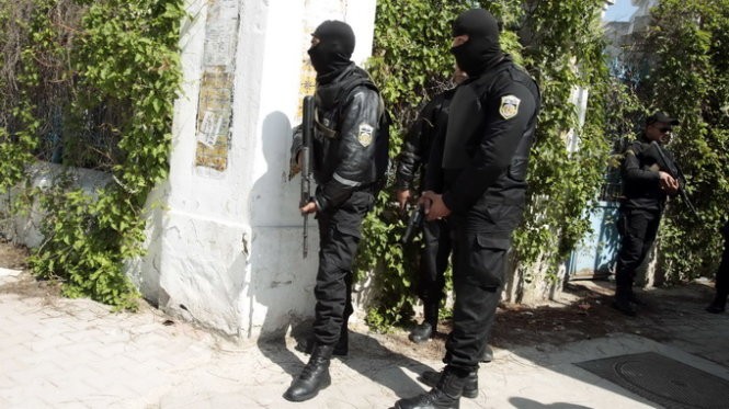 Cảnh sát Tunisia đứng gác bên ngoài tòa nhà Quốc hội ở Tunis ngay sau cuộc tấn công bảo tàng BArdo - Ảnh:Reuters