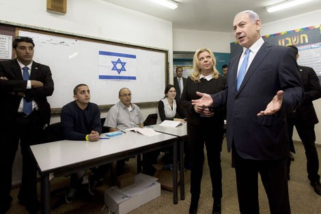 Thủ tướng Israel Benjamin Netanyahu cùng phu nhân tại một điểm bỏ phiếu ở Jerusalem ngày 17/3. Ảnh: Reuters