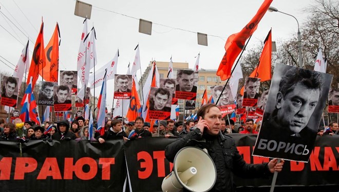 Một cuộc tuần hành tưởng niệm ông Nemtsov ở Moskva. (Ảnh: knews.esy.es)
