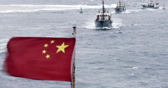Đoàn tàu đánh cá của Trung Quốc ở Biển Đông.