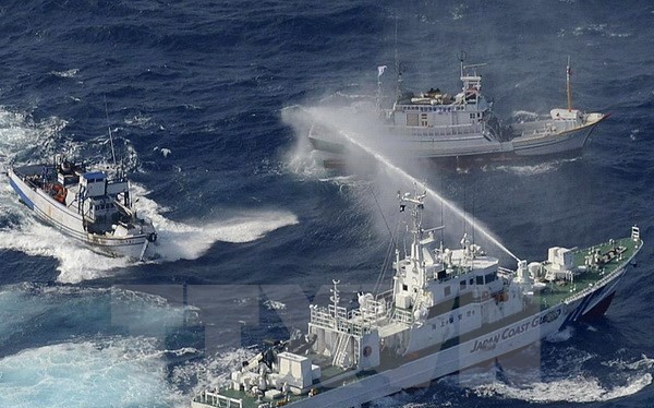 Tàu bảo vệ bờ biển Nhật Bản (phải) phun nước vào các thuyền của Đài Loan tại vùng biển Hoa Đông. (Nguồn: AFP/TTXVN)