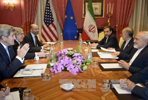 Ngoại trưởng Mỹ John Kerry (trái) và người đồng cấp Iran Mohammad Javad Zarif (phải) bắt đầu cuộc đàm phán tại Lausanne, Thụy Sĩ, ngày 29/3. Ảnh: AFP-TTXVN