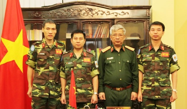 Thượng tướng Nguyễn Chí Vịnh chụp ảnh lưu niệm cùng 3 sĩ quan chuẩn bị lên đường làm nhiệm vụ Gìn giữ hoà bình