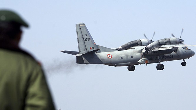 Máy bay quân sự AN-32 của Không quân Ấn Độ được kiểm tra tại sân bay kỹ thuật ở Jammu. Ảnh: Reuters.