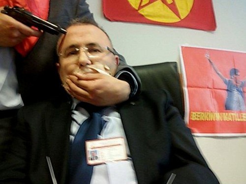 Hình ảnh công tố viên Mehmet Selim Kiraz bị bắt giữ làm con tin. Ảnh: AFP