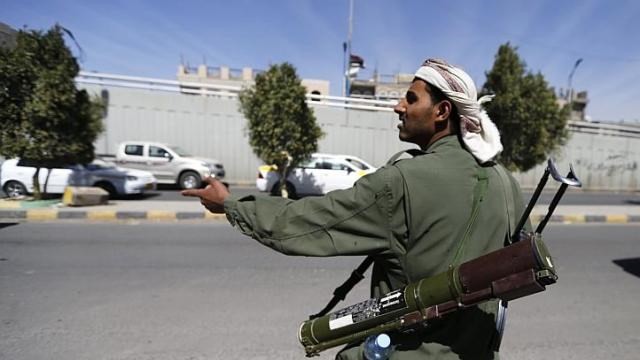 Một tay súng Houthi đứng gác trên đường dẫn vào Dinh Tổng thống ở thủ đô Sanaa, Yemen, ngày 20/1. (Nguồn: Reuters)