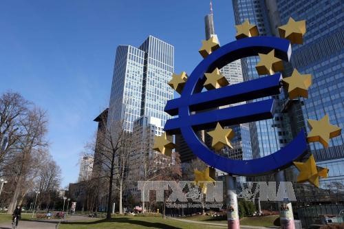 Logo của đồng euro bên ngoài trụ sở cũ của Ngân hàng Trung ương châu Âu (ECB) tại Frankfurt, Đức. Ảnh: THX/TTXVN