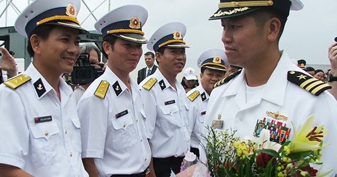 Hạm trưởng Lê Bá Hùng chỉ huy hai tàu khu trục USS Lassen (DDG 82) và USS Blue Ridge (LCC 19) của Hải quân Hoa Kỳ thăm Đà Nẵng hồi tháng 11/2009 (Ảnh: HC).
